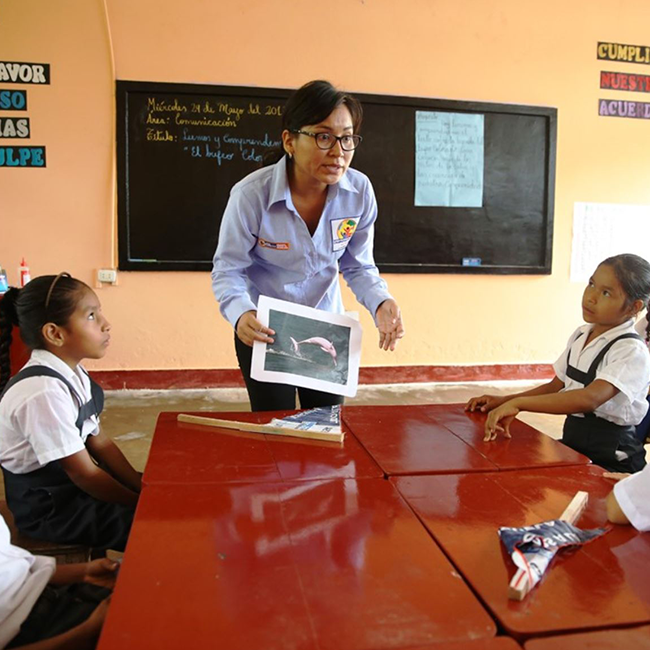 docente enseñando a alumnos en colegio de Lima Perú - ITS